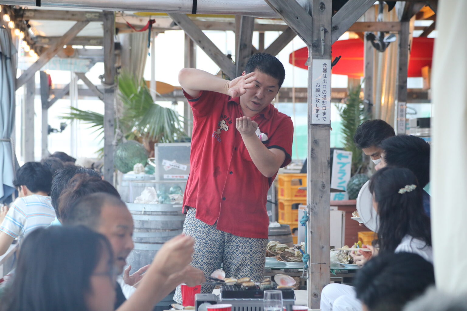 食のイベントを楽しむ参加者